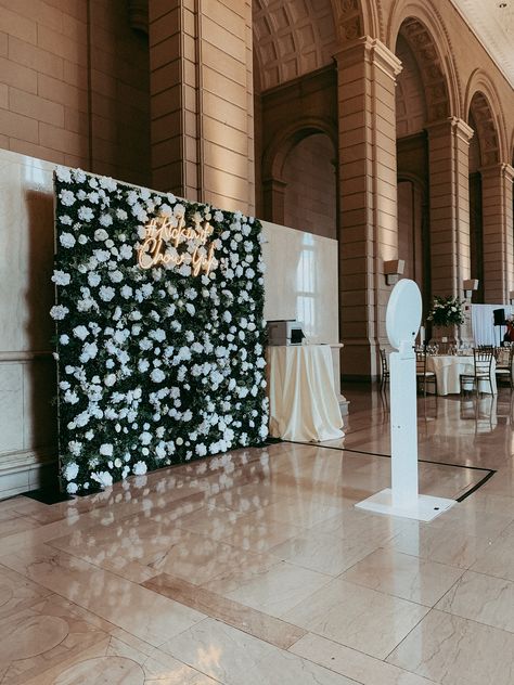 Elegant Photo Booth Wedding, Wedding Picture Booth Ideas, Photo Spot For Wedding, Mirror Booth Wedding, Glam Photo Booth Wedding, Wedding Decor Photo Booth, Wedding Picture Area Photo Booths, Elegant Wedding Photo Backdrop, Wedding Photobooth Decoration