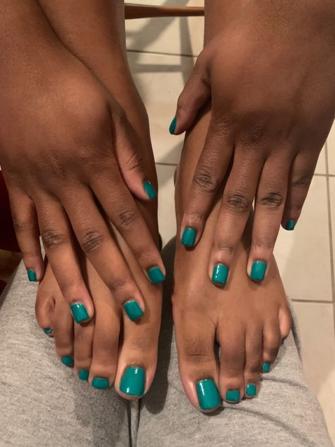 Short Nails Dark Skin, Square Nails Green, November Nail Ideas Short, Nails Green Aesthetic, Aesthetic Short Nails, Nails Natural Acrylic, Acrylic Nails Green, Nails Acrylic Square, Dark Skin Nail Polish