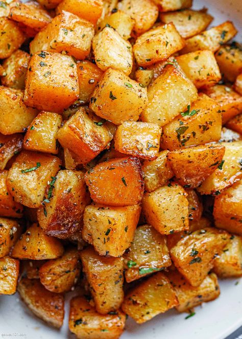 Garlic Roasted Potatoes Recipe - #potatoes #recipe #eatwell101 - These crave-worthy roasted potatoes make the perfect side dish to virtually anything! - #recipe by #eatwell101® What To Make With Potatoes, Eatwell101 Recipes, Quick Potato Recipes, Potatoe Dinner Recipes, Best Potato Recipes, Potatoes Roasted, Garlic Roasted Potatoes, Salmon Potato, Garlic Recipe