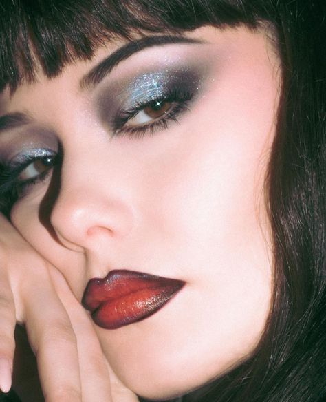 90s Prom Makeup, The Garden Makeup, Eyeshadow Red Lips, Disco Goth, Makeup Looks Grunge, Grunge Makeup Looks, Punk Rock Makeup, Cherry Red Lips, Dark Red Lip