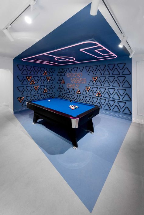 A Creative Idea For Painting Walls And Floors Gave This Office A Unique Personality Student Lounge Design, Gaming Room Design, Sport Bar Design, Student Lounge, Sports Lounge, Gaming Lounge, Sports Office, Painting Walls, Billiard Accessories