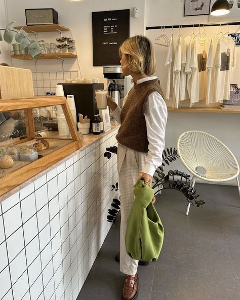 hair inspo, short hair, bobcut, blonde hair, fall outfit, fall inspo, fall loafers, fall office outfit, office outfit, cafe, coffeeshop, coffee, knit vest, trousers Short Bobcut, Green Knit Vest, Fall Loafers, Knit Vest Outfit, Vest Knit, Fall Vest, Instagram Coffee, Green Handbag, Fall Fit