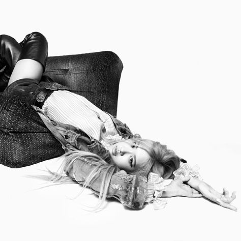 SAINT LAURENT on Twitter: "ROSÉ - DENIM #YSL35 by ANTHONY VACCARELLO PHOTOGRAPHED by GRAY SORRENTI #YSL #SaintLaurent #YvesSaintLaurent #Rosé #Blackpink https://t.co/j8YhQvjiPY" / Twitter Rosé Ysl, Rosé Lq, Rosé Model, Bp Rosé, Park Rosé, Rose Park, Anthony Vaccarello, Park Chaeyoung, Rosé Blackpink