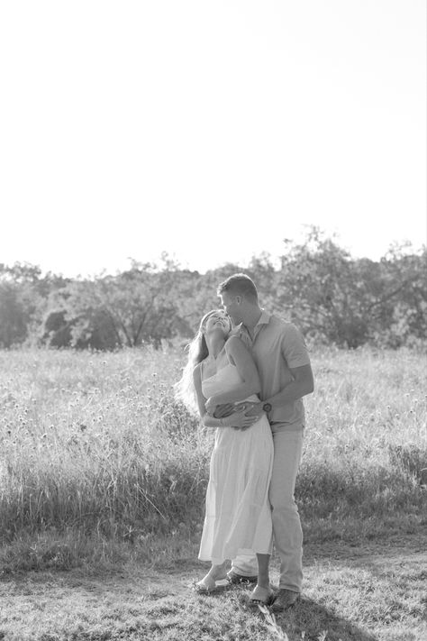 Cute engagemnet picture in a field! Engagement Pics, Engagement Pictures