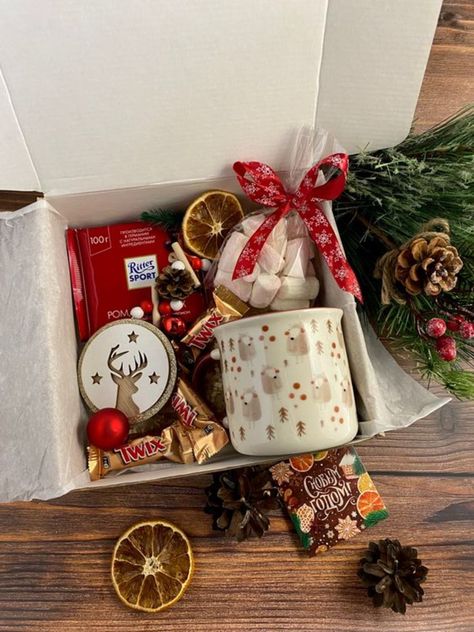 Present For Friends Christmas, New Year's Gift For A Friend, Christmas Box For Friends, Christmas Sweets Box Gift Ideas, Hampers Ideas Christmas, Winter Box Gift Idea, New Year Gift Ideas For Friends, New Years Gift Basket Ideas, Christmas Present Box Ideas