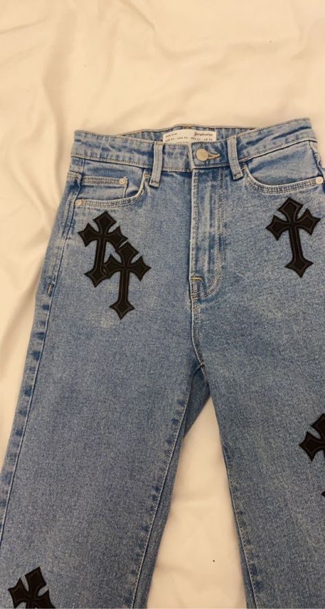 Cross Clothes, Art On Pants, Reworked Clothes Diy, Custom Jeans Diy, Vetements Shoes, Denim Diy Clothes, Britney Spears Pictures, Painted Clothes Diy, Diy Clothes Design