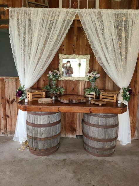 Rustic Wedding Reception Decor, Seating Chart Display, Wedding Decorations Ideas, Western Themed Wedding, Deco Champetre, Rustic Wedding Decorations, Tafel Decor, Barn Parties, Rustic Party