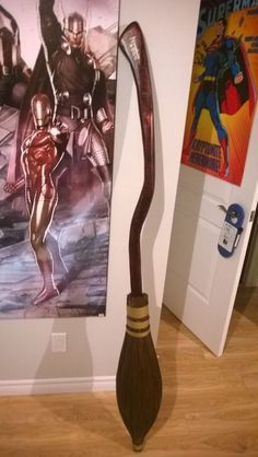 Diy Harry Potter Broomstick, Harry Potter Broomsticks Diy, Harry Potter Wood Projects, Diy Harry Potter Broom, Broom Harry Potter, Diy Broomstick, Diy Harry Potter Decor, Harry Potter Decor Ideas, Deco Noel Harry Potter