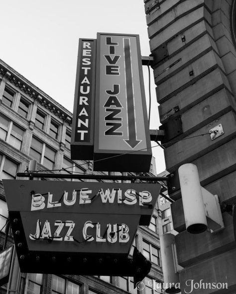 Jazz muso Miles Davis takes a break from performing at a club in New York, 1958 Arte Jazz, Jazz Clubs, Jazz Sheet Music, Classic Jazz, Jazz Bar, Alvin Ailey, Black And White City, Violin Sheet Music, Jazz Club