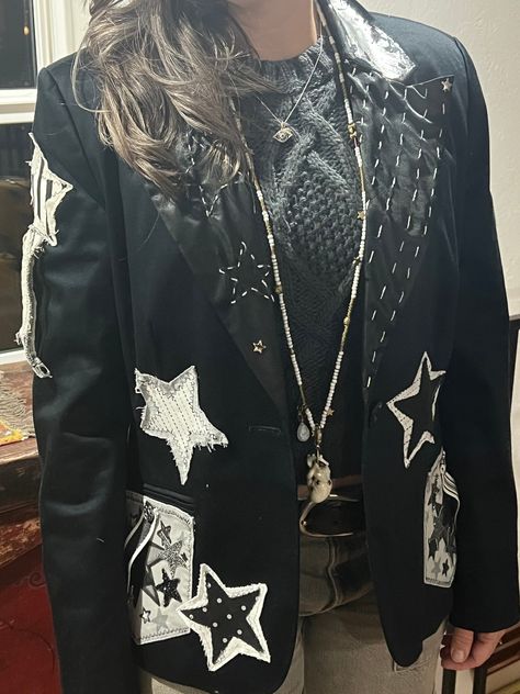 One of a kind black Blazer with customized designs all handmade: patches, pockets, and many stars.  This jacket has many unique details that will distinguish you among the others. Why not be unique!  As it says: Is  a ONE OF A KIND, I. don't believe in mass productions. It will be yours and no one else will have something like this. Other custom design or idea, Just contact me to let me know what you have in mind and let me create for you. Blazer With Patches, Patch Jacket Ideas, Grunge Suit, Upcycle Blazer, Graffiti Blazer, Punk Blazer, Distressed Blazer, Painted Blazer, Patches On Jacket