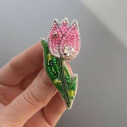 Pink Brooch, Beaded Flowers Patterns, Brooch Flower, Beadwork Designs, Bead Embroidery Patterns, Jewelry Flower, Iron Beads, Beadwork Patterns, Bead Embroidery Jewelry