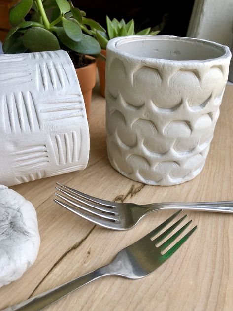 DIY Air Dry Clay Retro Textured Planters #midcenturymodern #upcycle #recycle #succulents Air Dry Clay Planter, Old Candle Jars, Clay Plant Pots, Clay Planter, Planter Diy, Vase Deco, Air Dryer, Diy Air Dry Clay, Air Dry Clay Projects