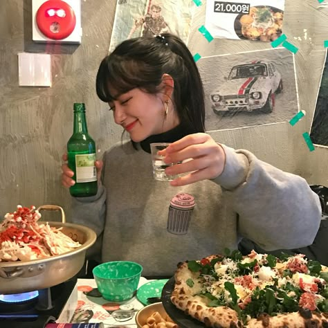 Soju Aesthetic Girl, Friends In Restaurant, Ulzzang Friends, 너에게 닿기를, Seoul Korea Travel, Korean Friends, Photo Icon, Seoul Travel, Busan South Korea