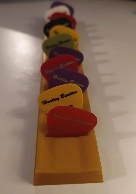 Guitar pick holder by yompyamper - Thingiverse Pick Holder Diy Guitar, Clay Guitar Pick Holder, Guitar Pick Holder Diy, Guitar Pick Display, Guitar Pick Art, Retro Room Ideas, Homemade Carnival Games, Wood Guitar Pick, Guitar Crafts