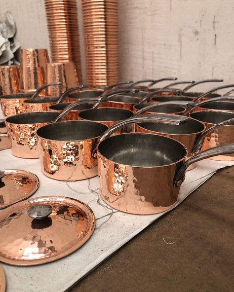 What saucy Sunday cookout dreams are made of. 😋 Copper Aesthetic, Copper Drinkware, Pot Image, Royal Kitchen, Kitchen Pots, Copper Properties, Copper Kitchen Decor, Copper Utensils, Copper Cookware