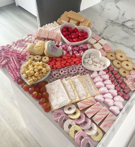 Food And Desserts, Pink Snacks, Kreative Snacks, Birthday Snacks, Party Food Buffet, Sleepover Food, Party Food Platters, Cute Snacks, Pink Foods