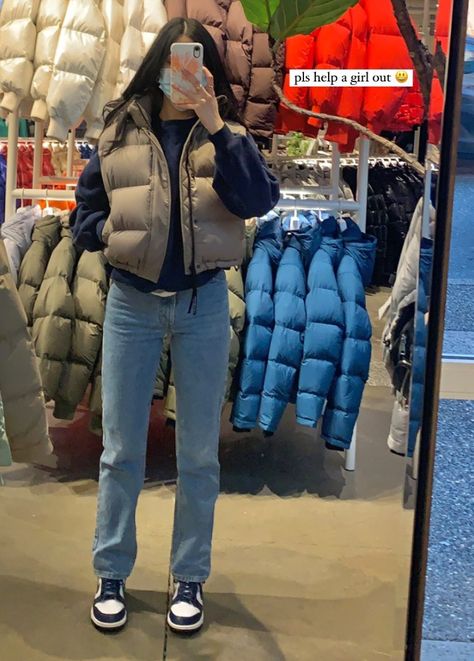 Super Puff Vest Outfit, Puff Jackets Women Outfit, Sporty Outfits For Summer, Puff Vest Outfit, Sleeveless Puffer Jacket Outfit, Puff Jacket Outfit, Denim Skirt Winter, Super Puff Vest, Puffer Vest Outfit