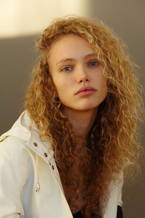 Watch This Face: Kim van der Laan Haircut Long Curly Hair, Annabel Lee, Butterfly Haircut, Dutch Women, Curls Hair, Haircut Long, Perfect Face, Mixed Models, Dutch Girl