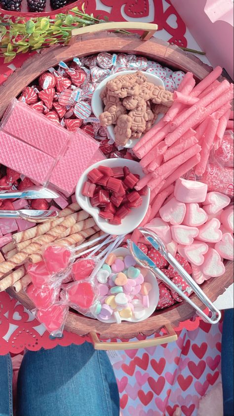 Birthday Sleepover, Birthday Barbie, Kreative Snacks, Party Food Buffet, Idee Pasto, Sleepover Food, Junk Food Snacks, Sleepover Ideas, Pink Foods