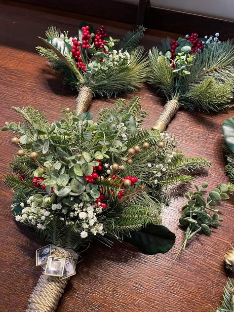 Christmas Tree Wedding Decor, Winter Wedding Flowers Bouquets, Small Winter Wedding, Diy Christmas Wedding, Christmas Wedding Bouquets, Christmas Wedding Flowers, Wedding Bridesmaid Bouquets, Christmas Wedding Themes, Winter Bridal Bouquets