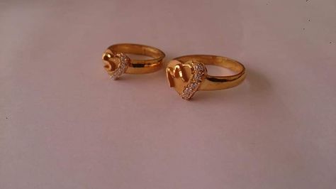 Copul Rings Design, Couple Rings Gold, Couple Ring Design, Gold Jewels Design, Black Beads Mangalsutra Design, New Gold Jewellery Designs, Modern Gold Jewelry, Pearl Jewelry Design, Gold Chain Design