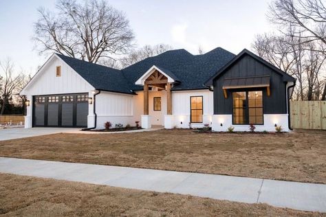 Texas Modern Farmhouse, White Ranch House, Queensland House, Spec House, White Modern Farmhouse, White Exterior Houses, Kitchen 2024, Ranch House Exterior, Farmhouse Kitchens