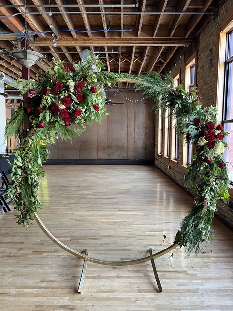 Circle Backdrop With Red Flowers, Christmas Circle Arch Backdrop, Winter Floral Arch, Evergreen Wedding Arch, Christmas Floral Arch, Christmas Floral Installation, Christmas Circle Arch, Winter Wedding Arch Ideas, Christmas Photo Backdrop Ideas Diy