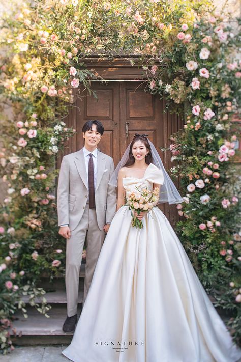 Korean Themed Wedding, Wedding Photo Korean, Korean American Wedding, Wedding Korea Style, Korean Wedding Photos, Wedding Pelamin, Wedding Guests Photos, Wedding Korean, Wedding Korea