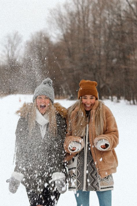 Best Friends Winter Photoshoot, Friends Winter Photoshoot, Snow Photoshoot Ideas Friends, Winter Pictures Friends, Best Friend Snow Pictures, Winter Friends Photoshoot, Best Friend Winter Photoshoot, Christmas Instagram Pictures, Snow Photoshoot