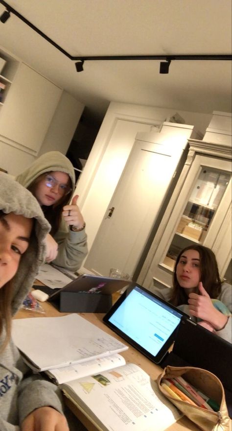 Study With Friends Aesthetic, Studying With Friends Aesthetic, Uni Girl Aesthetic, Study Group Aesthetic, English Literature Aesthetic, Ipad Notes Aesthetic, Annotation Aesthetic, Swag Cat, Literature Aesthetic