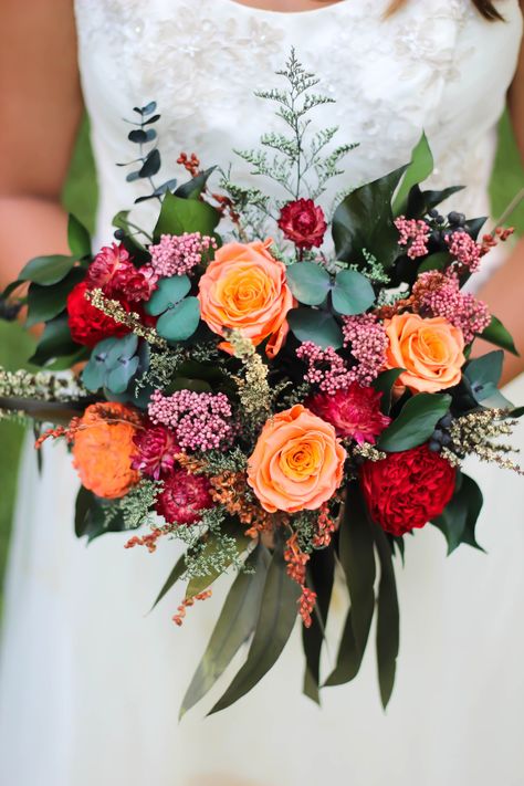 Burgundy And Orange Bouquet, Sunset Fall Wedding, Wedding Flower Arrangements Colorful, Orange And Red Wedding Flowers, Sunset Bouquet Wedding, Fall Bouquet Ideas, Wedding Flower Ideas Fall, Fall Wedding Wildflowers, Bright Autumn Wedding