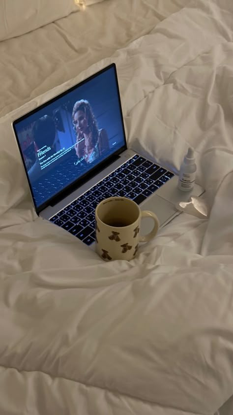 Coffee night friends, clean girl static self-care, skin care, Netflix Self Care Movie Night Aesthetic, Relax Night Aesthetic, Night Routine Aesthetic Photo, Cosy Night In Aesthetic, In Bed Pictures Ideas, Self Care Night Aesthetic, Night Time Routine Aesthetic, Night Selfcare, Cozy Night Aesthetic