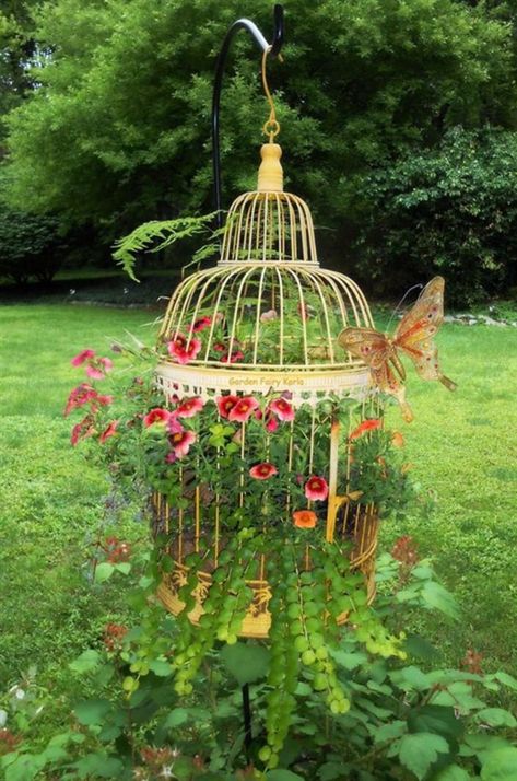 72 Stunning Birdcage Flower Planters - Balcony Decoration Ideas in Every Unique Detail Garden Birdcage Ideas, Birdcage Planter, Planter Project, Pinterest Garden, Garden Obelisk, Bird Cage Decor, Magic Garden, Mid Summer, Garden Containers