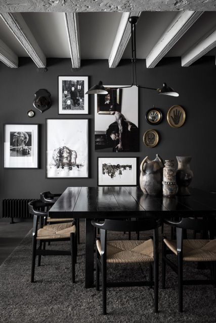 NOIR ALL OVER IN LYON  Designer: Maison Hand  Photographer: Romain Ricard Source: Elle Decoration Black Apartment, Industrial Wall Decor, Black Dining Room, Dark Walls, Dark Interiors, Design Del Prodotto, Decor Minimalist, Scandinavian Home, Black Walls