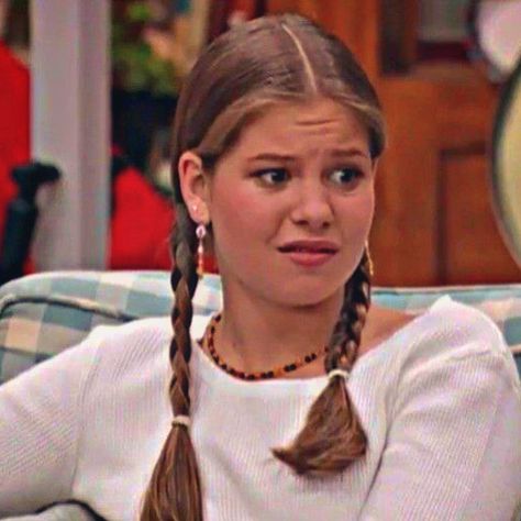 Dj Tanner Outfit, Full House Dj, House Hairstyles, Stephanie Tanner, Dj Tanner, Slay Girl, Fuller House, Candace Cameron, House Clothes