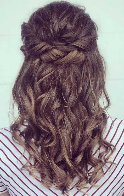 Having a rustic wedding theme? And a bit confused on what hairstyle you should go with your rustic wedding–then look no further. We’ve rounded up... Wedding Hair Down, Woman Fashion, Half Up Half Down, Half Up, Wedding Hairstyles, Hair Styles