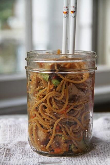 Mason Jar Meal Prep, Sesame Noodle Salad, Ginger Tofu, Sesame Noodle, Mason Jar Lunch, Tofu Cubes, Cold Sesame Noodles, Salad Jar Recipe, Jar Meals