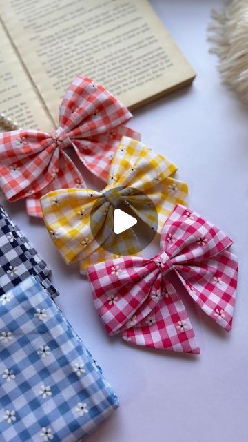 Crafts With Ribbon Ideas, How To Make A Bow With Fabric, How To Make Bows For Hair, How To Make Hair Bows, Fabric Bow Tutorial, Scrunchie Bow, Diy Baby Bows, Hair Bows Diy Ribbon, Burlap Flower Wreaths