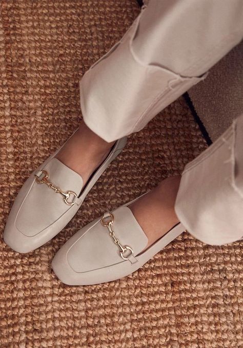 Sepatu Loafers, Beige Loafers, Timeless Shoes, Work Shoes Women, Classy Shoes, Elegant Shoes, Modieuze Outfits, Mint Velvet, Stylish Shoes