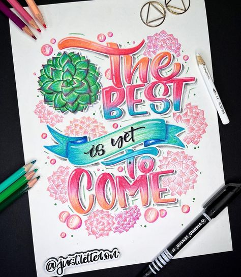 Julie’s Instagram photo: “‚The best is yet to come‘ …große Buntstifte-Liebe….🖤 #stabiloaquacolor 🖊 @stabilo @stabilodeutschland (Werbung/PR-Samples) Watermark…” Brush Lettering Font, Brush Lettering Quotes, Colorful Lettering, Diy Calligraphy, Brush Pen Lettering, Seni Pastel, Pencil Lead, Hand Lettering Inspiration, Diy Journal Books