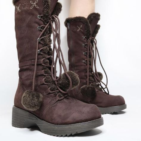 Chocolate Brown Platform Boots Cute Fur Boots, Cute Winter Boots For Women Snow, Y2k Winter Boots, Cute Brown Winter Boots, Vintage Platform Boots, How To Style Platform Boots, Snow Boots Aesthetic, Fuzzy Platform Boots, Snow Bunny Aesthetic