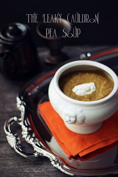 Nothing like a warm cup of pea soup straight from the Leaky Cauldron. Fictional Recipes, Harry Potter Dishes, Feast Of Starlight, Harry Potter Feast, Harry Potter Dinner, The Leaky Cauldron, Harry Potter Snacks, Pea Soup Recipe, Leaky Cauldron