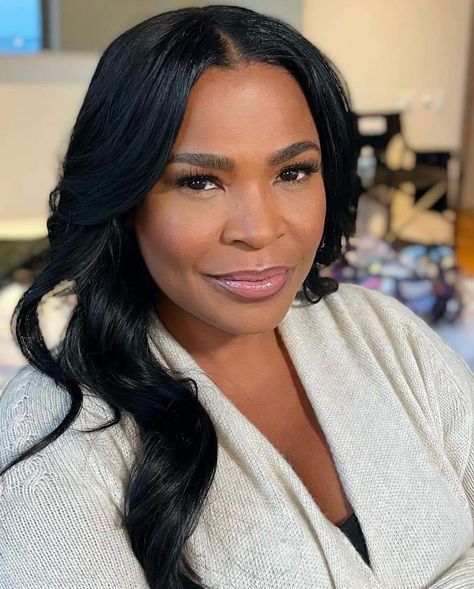 Nia Long Hairstyles, Nia Long Makeup, Nia Long Hair, Age Makeup, Nia Long, Middle Part Hairstyles, Face Beat, Black Actors, Black Women Makeup