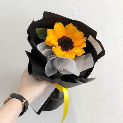 Sun Flower Bouquet Aesthetic, Sun Flower Bouquet Gift, Sun Flowers Bouquet, Sunflower Bouquet Aesthetic, Sunflower Bouquet Gift, Single Flower Bouquet, Diy Bouquet Wrap, Luxury Flower Bouquets, Sunflower Bouquet