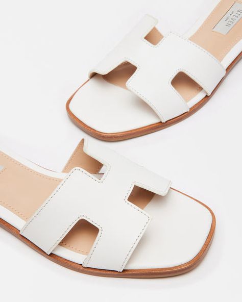 HADYN White Leather Sandal | Women's Designer Sandals – Steve Madden Dress Up Sandals, White Sandle Outfit, Trendy Woman Shoes, Going Out Sandals, Graduation Sandals, Summer Shoes 2024, Steve Madden Hadyn, White Sandals Outfit, Beachy Shoes