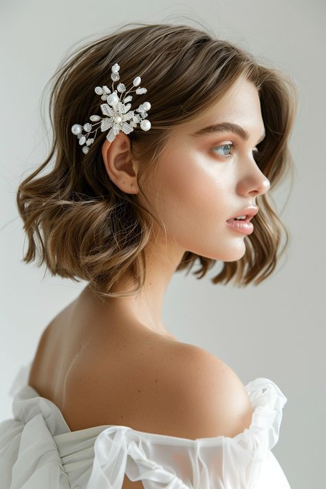 Bridal Hair Short Hair, Bob Bridal Hairstyles, Bridal Hair With Fringe, Bride Short Hairstyles, Highlight Short Hair, Short Hair Bow, Hall Accessories, Pretty Wedding Hairstyles, Short Wedding Hairstyles