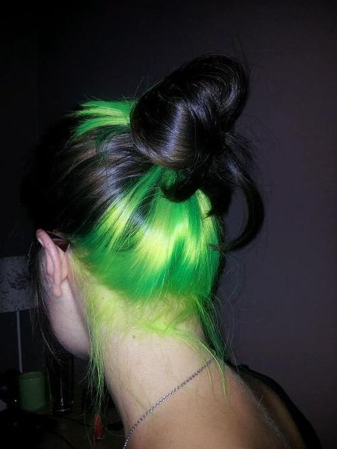 Jet Black Hair Vibrant Neon Green Underneath. Thinking about this Black And Neon Green Hair, Green Hair Streaks, Green And Black Hair, Neon Green Hair, Hidden Hair Color, Underlights Hair, Hair Color Underneath, Peekaboo Hair, Hair Color Streaks