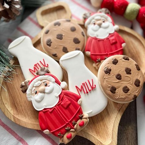 Decorated Cookies With Sprinkles, Santa Belly Cookies, Santa Decorated Sugar Cookies, Cookies For Santa Decorated, Christmas Decorated Sugar Cookies, Cookie Themes, Santa Milk And Cookies, Thanksgiving Cookies Decorated, Christmas Cookies For Santa