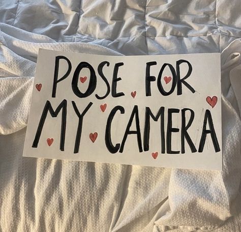 Harry Styles Funny Concert, Harry Styles Concert Signs, Funny Concert Signs, Funny Harry Styles, Camera Poster, Hslot Outfit Ideas, Concert Signs, Harry Styles Concert Outfit, 5sos Concert