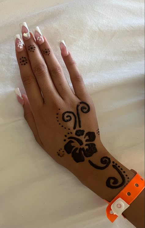 Flower Henna Designs Simple, Summer Henna Designs, Hanna Tattoo, Mehendi Tattoo, Summer Henna, Small Henna Tattoos, Small Henna Designs, Henna Flower, Cute Henna Designs